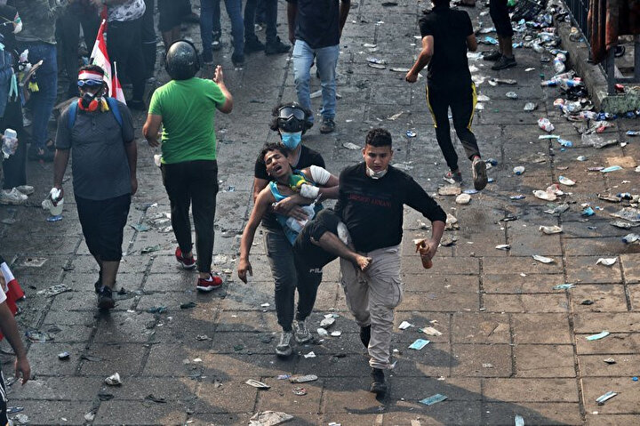 Gösteriler sırasında yaralanan bir protestocu.