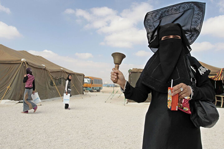 Suriyeli mültecilere eğitim veren UNICEF’e bağlı okulda bir öğretmen, Suriye sınırına yakın Mafrak'taki El-Zaatari kampında ders zilini çalıyor.