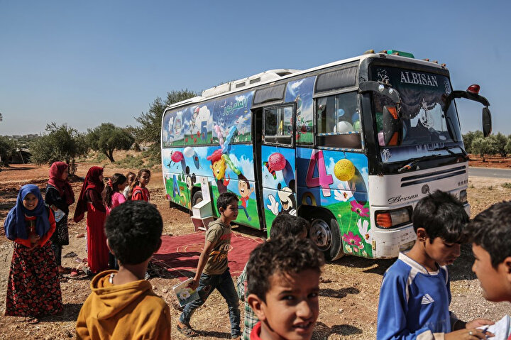 Suriyeli öğretmenler, 22 Eylül 2019'da fotoğrafta görülen seyyar okulları, İdlib ve Hama kırsalındaki mülteci çocuklara eğitim vermek için yeniden düzenlediler. Proje, Suriye’deki iç savaş sonucu okullarını bırakmak zorunda kalan 5-12 yaşları arasındaki yaklaşık 1.000 çocuğa eğitim vermeyi hedefliyor.