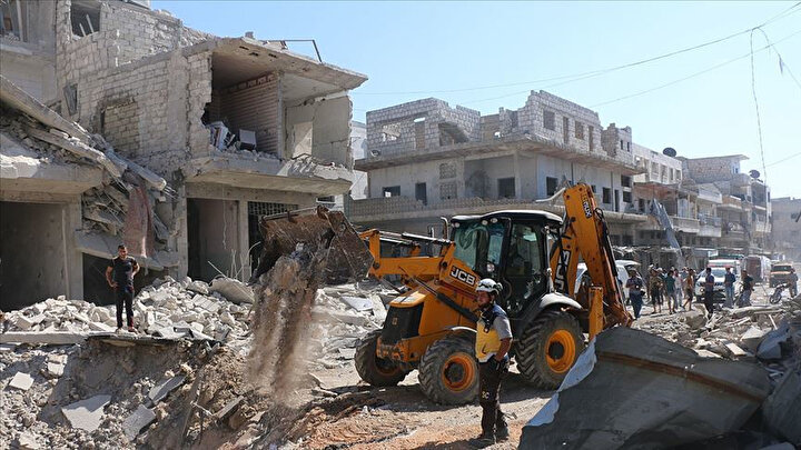 Sivil Savunma ekipleri olay yerinde arama kurtarma ve enkaz kaldırma çalışmalarını sürdürüyor.