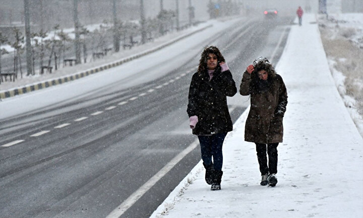 Ankara ve Ardahan kar yağışıyla güne merhaba dedi.