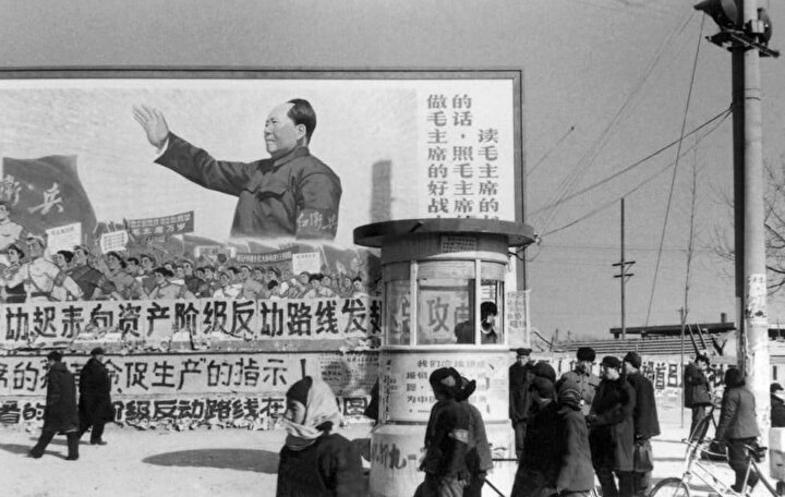 Büyük bir Mao posterinin önünde duran Pekin halkına, ''Mao'nun iyi bir neferi olun'' çağrısı yapılıyor.