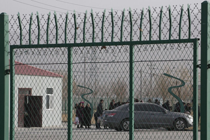 Uygur Türklerine Çin kültürünü aşılamayı amaçlayan Sincan bölgesindeki toplama kampları.