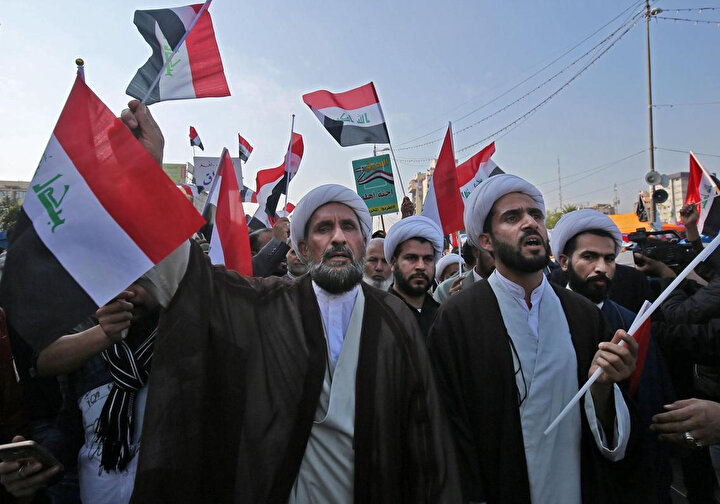 Irak'ta Şii din adamları başkent Bağdat'taki Tahrir Meydanı'ndaki gösterilerde.