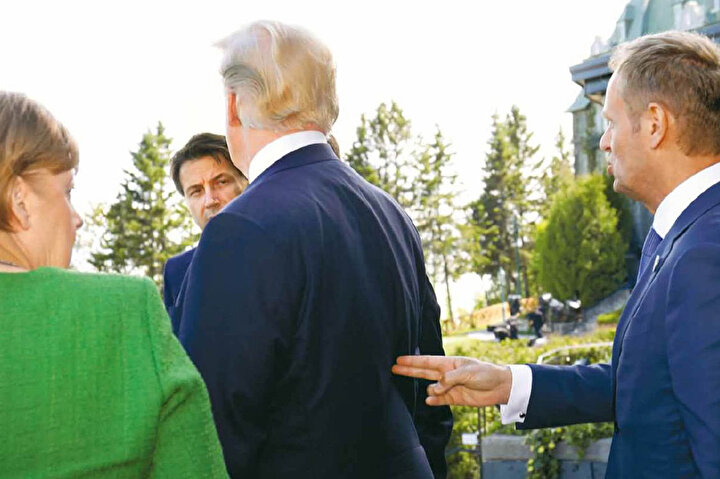 Tusk'ın Trump'a eliyle silah işareti yaptığı an