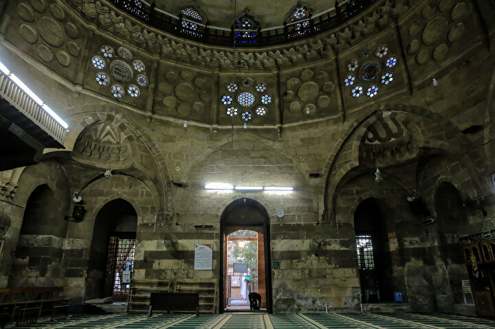 Cami, klasik Osmanlı tarzını yansıtıyor.