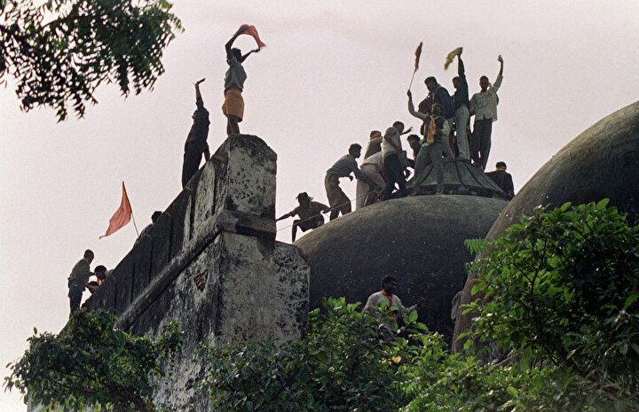 Hint mahkemesi, 6 Aralık 1992'de Hindu çeteler tarafından yıkılan Babri Camisi arazisini tapınak inşa etmeleri için Hindulara tahsis etti.