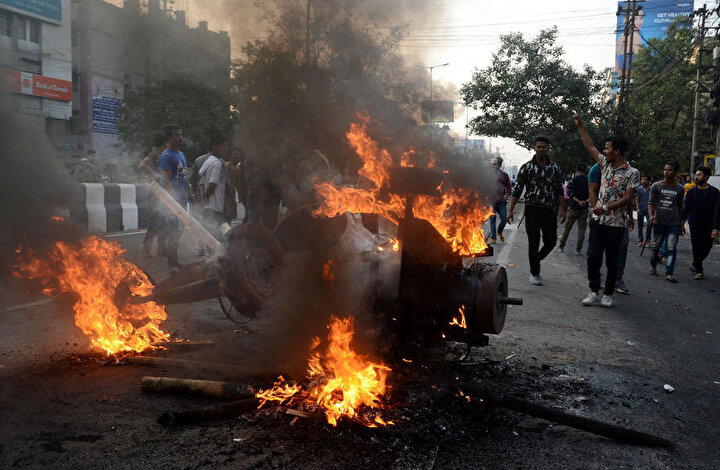 Assam eyaletinde yasayı protesto eden göstericiler araçları ateşe vererek yolları kapattı.
