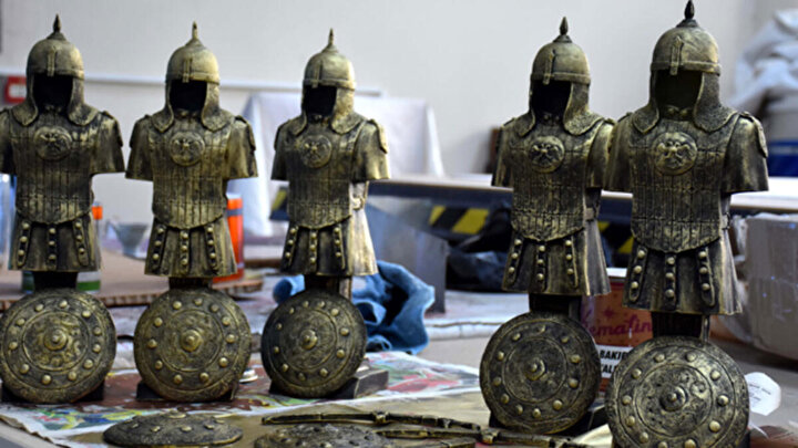 Sultan Alparslan'ı tanıtmak için heykel yapıyorlar.