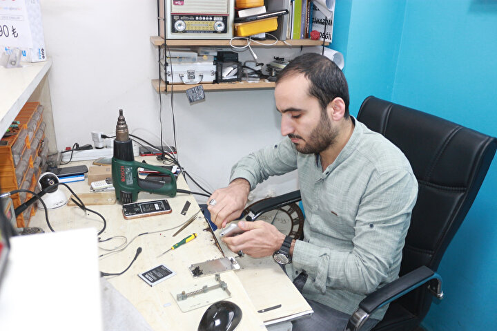 Cep telefonu tamir ustası Ferit Gölgül