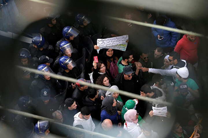 Cezayir'de seçim protestosu.