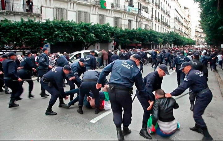 Seçimi protesto eden göstericilere polis müdahale etti.