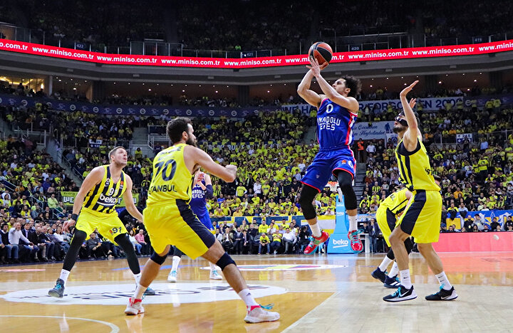 Anadolu Efes 13 mücadelede 11 galibiyet elde etti.