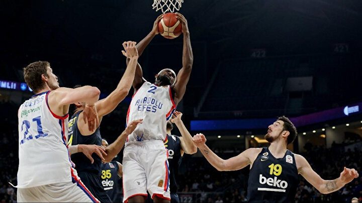 Anadolu Efes 12 karşılaşmada 11 galibiyet elde etti.