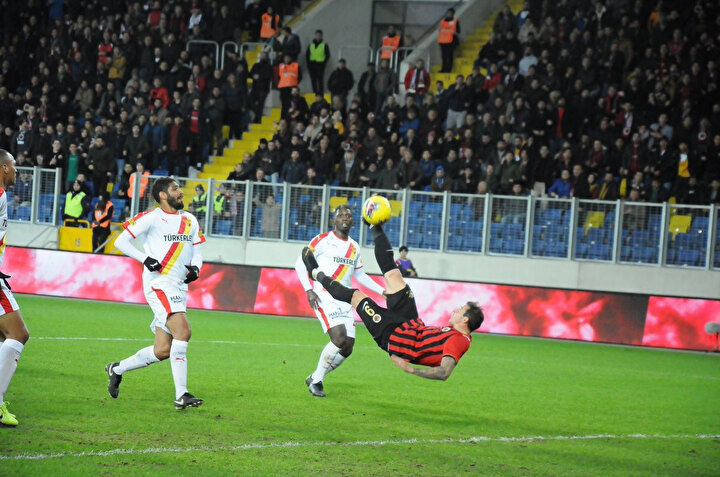 Stancu bu sezon 10 gol 2 asist üretti.