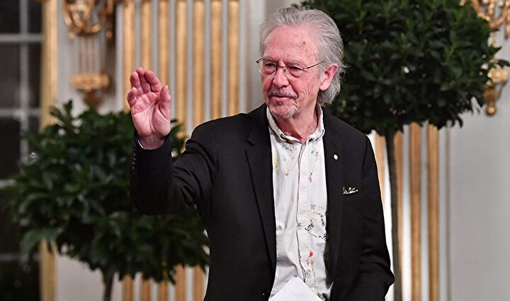 Bosna Hersek'in Srebrenitsa kentinde 1995'te işlenen soykırımı inkar eden yazar Peter Handke