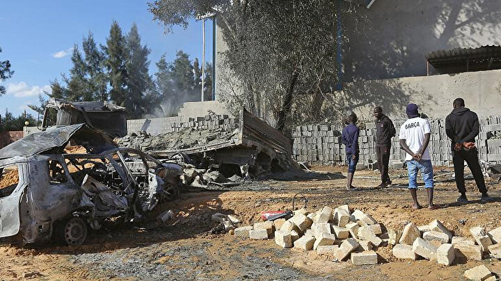 Libya'nın başkenti Trablus'un güneyinde bir fabrikaya düzenlenen hava saldırısının ardından...