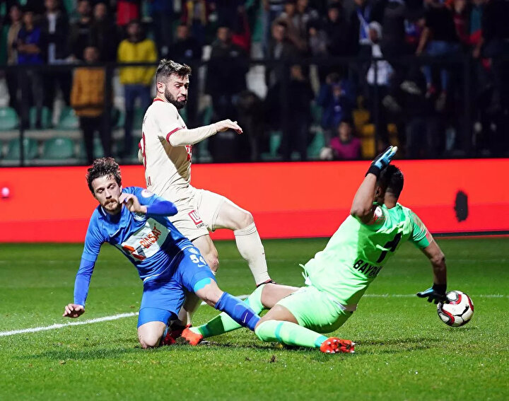 Ömer Bayram karşılaşmada 90 dakika görev yaptı.