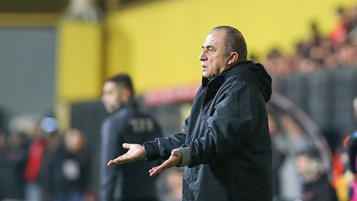 Karşılaşma sonrasında Fatih Terim'e taraftarların yoğun ilgisi vardı.