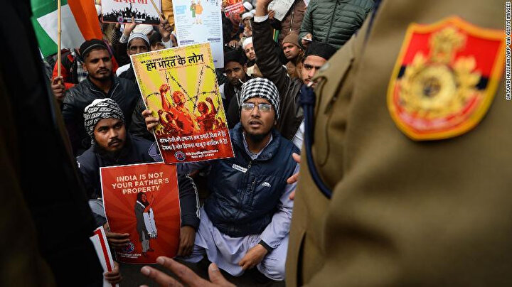 Başkent Yeni Delhi'de polisle karşı karşıya gelen gösterilerin elindeki ''India is not your father's property.'' Hindistan babanızın malı değil'' yazılı posterler dikkat çekti.