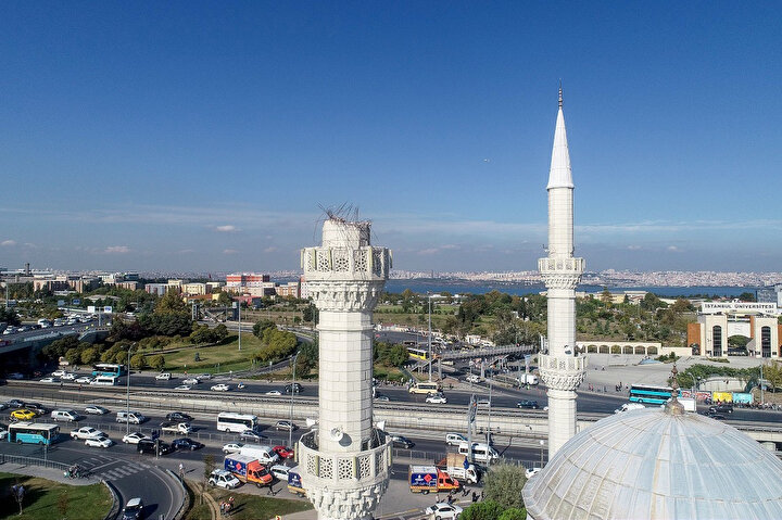 Depremde minaresi hasar gören cami