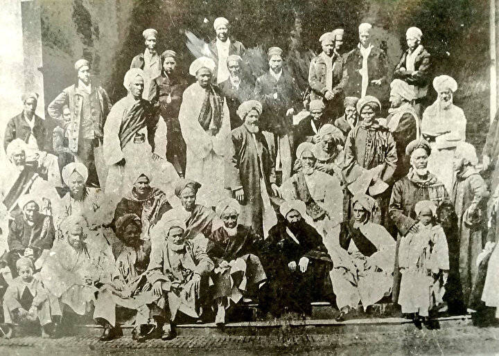 Ebubekir Efendi'nin (ortada biraz sağda) Güney Afrika’ya gelmesiyle bölgede yaşayan Müslümanlarla çekildiği fotoğraf. Ebubekir Efendi raporlarında ''Müslümanlar sakallarını uzatıp bıyıklarını kazır, aksini yapana kâfir derler'' dediği rivayet edilir.