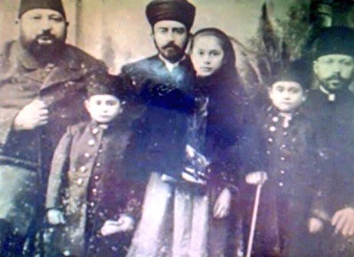 Ahmed Ataullah Efendi çocuklarıyla, 1900 yılı. Fotoğrafta önünde duran kızı Dr. Havva Hayrunnisa Güney Afrika'nın ilk Müslüman kadın doktorudur.