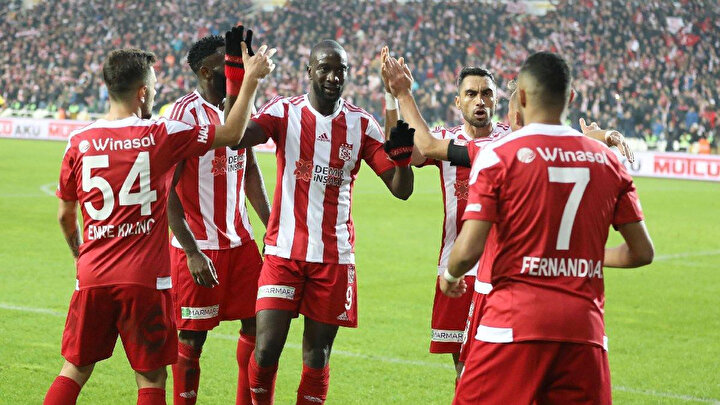 Sivasspor 33 puanla ligde 1. sırada bulunuyor.