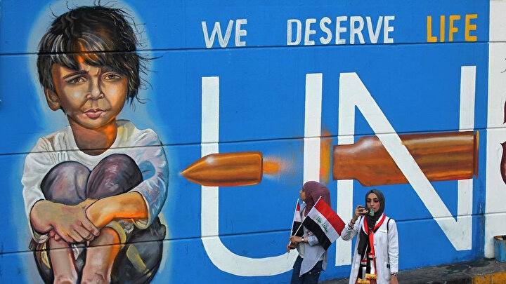 Irak'ta gösteriler sırasında çizilen duvar resimlerinde ''Yaşamayı hak ediyoruz.'' yazılı.