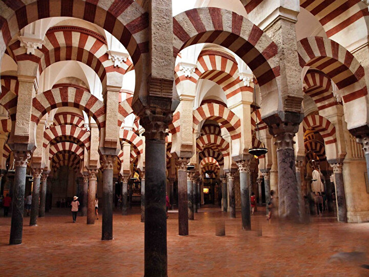 Bugün, “Mezquita Catedral de Córdoba” olarak anılan Kurtuba Camii.