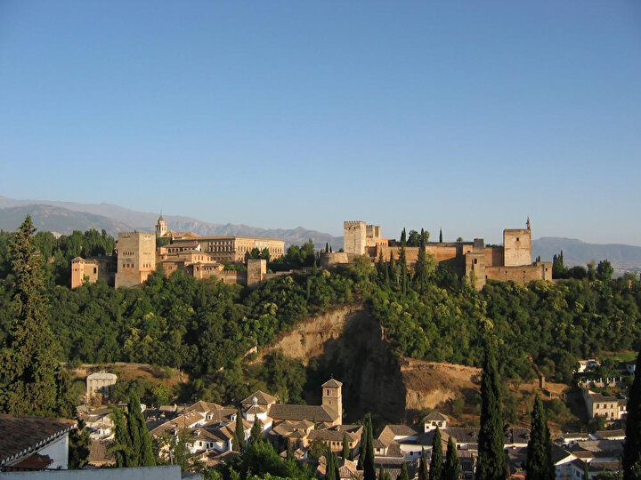 Granada Üniversitesi'nin bahçesinden El Hamra Sarayı.