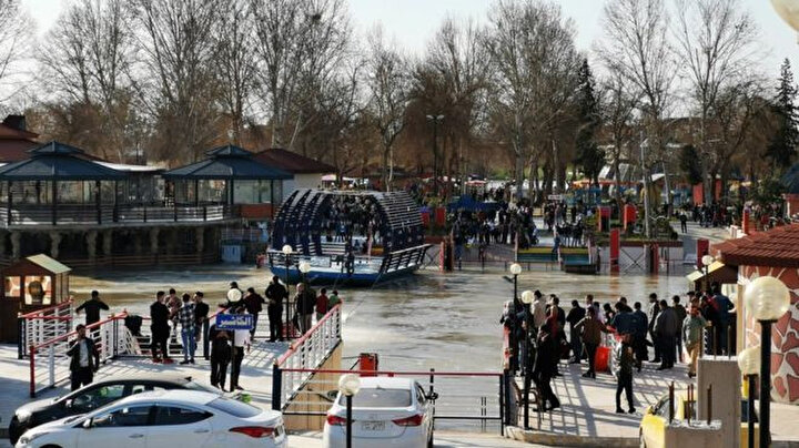 Dicle nehri üzerinde alabora olan feribot, turistleri eğlence parkına taşıyordu.