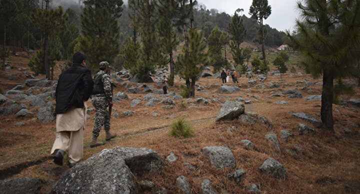 Saldırının gerçekleştiği bölgeyi ziyaret eden Pakistan güçleri.