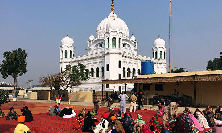 Gurdvara Darbar Sahib tapınağını önünde bekleyen Sih hacılar.