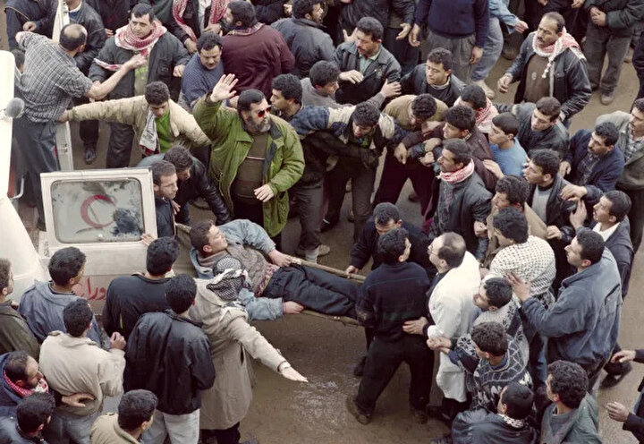 Katliam sonrası yaralıları hastaneye yetiştirmeye çalışan Filistinliler.