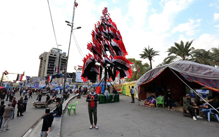 Tahrir Meydanı'nda ölenlerin anısına ulusal bayraklarla oluşturulan anıt ağaç.