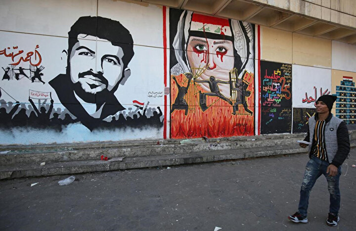 Tahrir Meydanı'nda Irak'ın içinde bulunduğu sancılı süreci anlatan grafitiler.