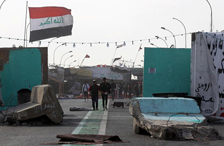 Irak'ta Senak köprüsü boyunca bariyer oluşturan beton bloklar.