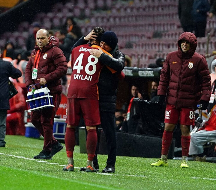 Taylan Antalyalı oynadığı futbolla taraftarlardan yoğun destek aldı.