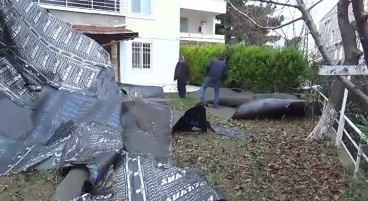 Şiddetli rüzgardan Silivri’de bir binanın çatısından uçan parçalar