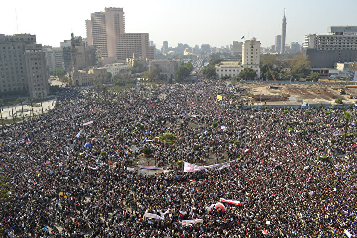 2011 yılında Mısır'da Mübarek yönetimine karşı Tahrir Meydanında toplanan göstericiler.