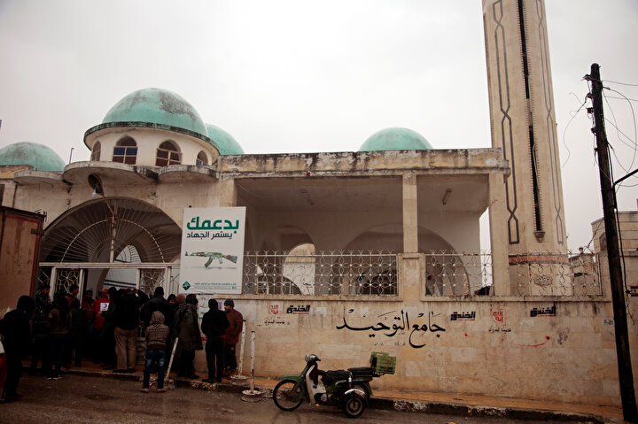 İdlib'in merkezindeki bu cami bombardımandan kaçan sivillere ev sahipliği yapıyor.