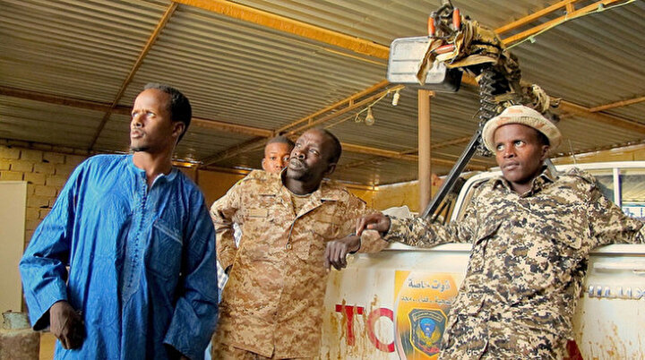 Libya'nın güneyindeki Murzuk'taki merkezlerinde, Tebu kabilesine mensup savaşçılar.
