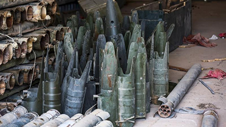 Hafter güçlerinin kaçarken geride bıraktıkları silahlar.