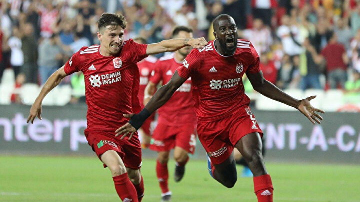 Yatabare iç sahada oynanan karşılaşmalarda 5 gol kaydetti.