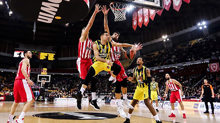 Sloukas 14 sayı 9 asistlik performans sergiledi.