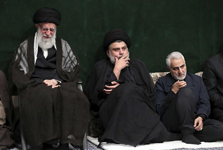 Şii lider Mukteda el Sadr (ortada) solunda İran lideri Ayetullah Ali Hamaney, sağında Kasım Süleymani.