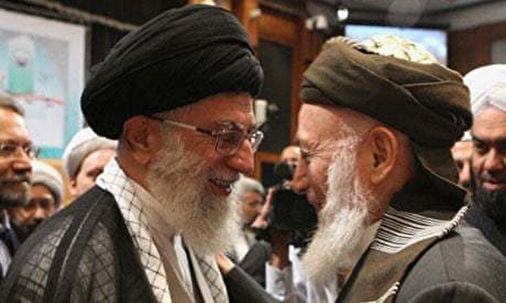 İran lideri Ayetullah Ali Hamaney, Burhaneddin Rabbani (sağda) ile selamlaşırken..