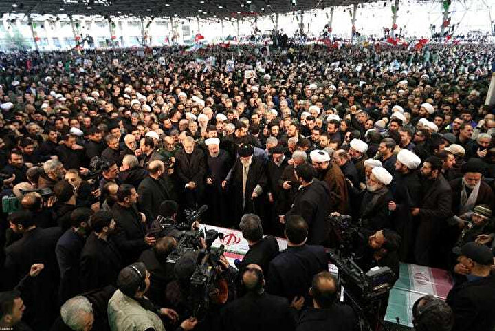 Kasım Süleymani'nin cenaze namazını İran lideri Ali Hamaney kıldırdı.