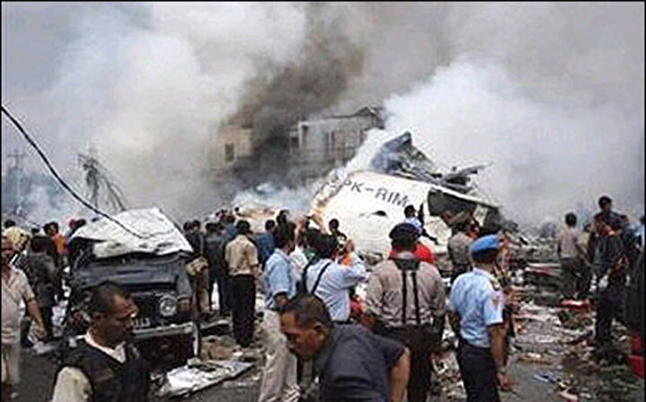 Endonezya'da düşen Boeing 737'nin enkazı